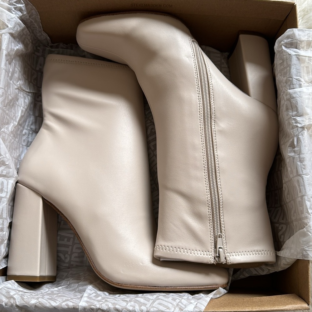 Steve Madden Bone White Lynden Block Heel Zipper Pull On Ankle Boots